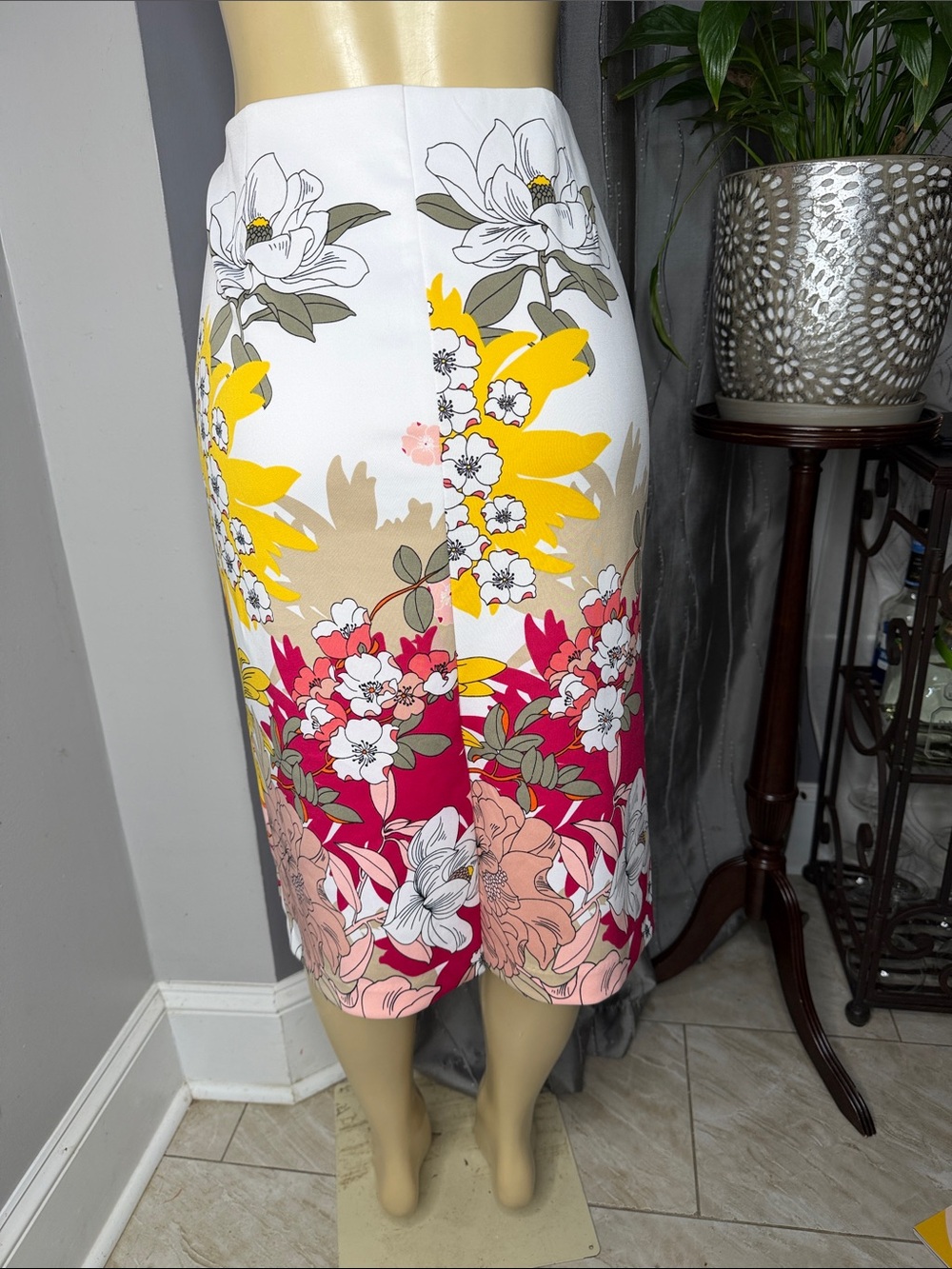 New York & Company White Pencil Skirt with Yellow, Pink & Red Floral Print SzXL - Picture 3 of 7